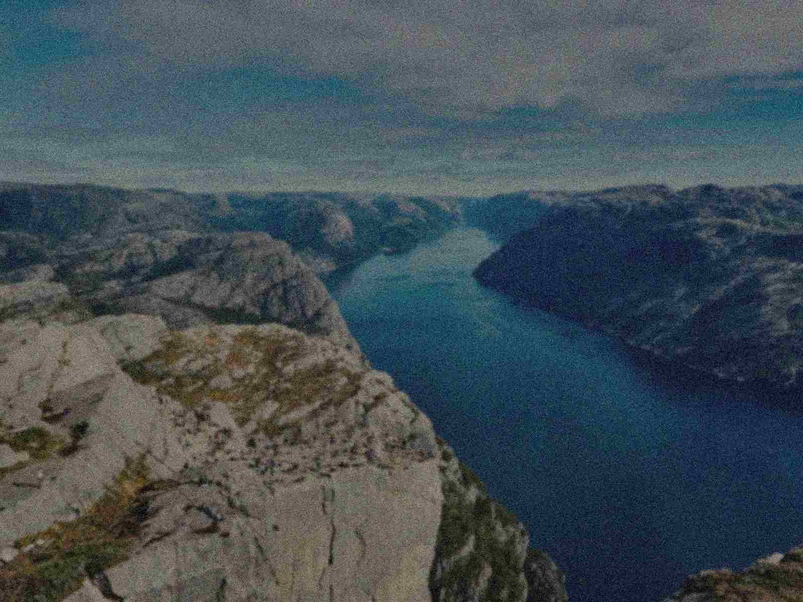 Fjord & landskap – før forbedring: mørkt, uskarpt og støyete